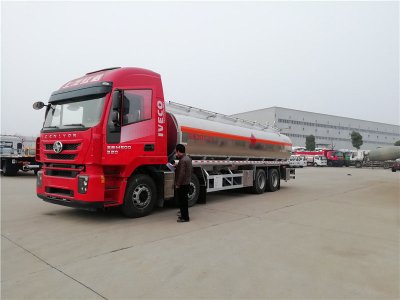 上汽紅巖29.7方前四后八鋁合金運油車，20噸運油車